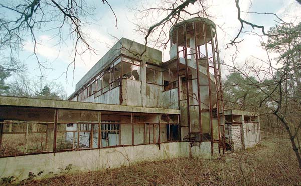 NLD-20010611-HILVERSUM: Archieffoto (1999) van de resten van het voormalig sanatorium Zonnestraal van architect Jan Duiker in Hilversum. Het rijksmonument, voorgedragen voor de Werelderfgoedlijst van de Unesco, wordt gerstaureerd. Dinsdag geeft staatssecretaris Van der Ploeg het startschot voor de restauratie. ANP FOTO/HANS STEINMEIER
