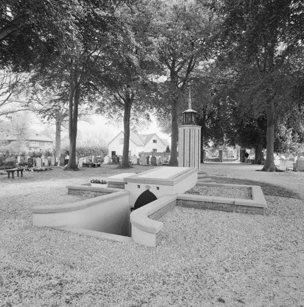 overzicht_priestergraf_in_grafkelder_met_ingang_en_grafmonument_-_noordwijk-binnen_-_20353164_-_rce